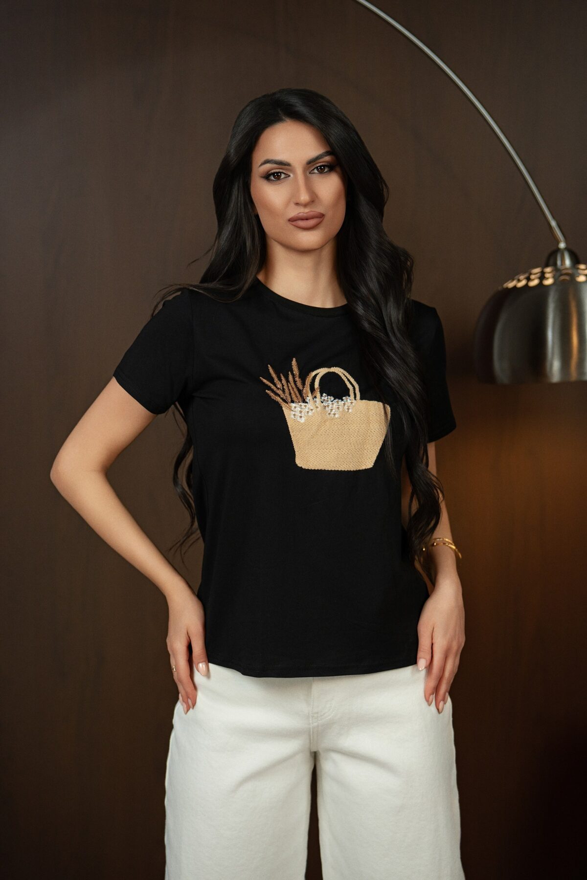 Черна тениска с апликация „Кошница“