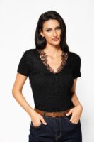 Черна блуза с V-образна дантела